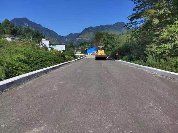 8-图为毕节市纳雍县岔河至勺窝(巴雍收费站)道路水稳摊铺