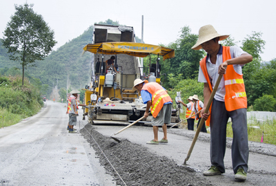 【记者走基层】讨橙公路完成11公里水稳层铺设