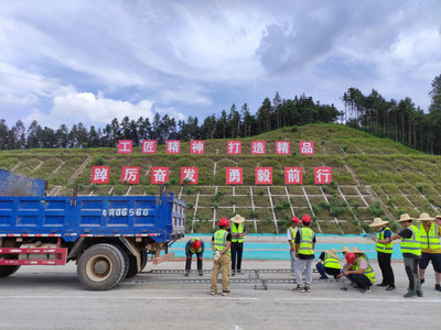 二广高速连贺支线路面水稳底基层试验段顺利铺筑